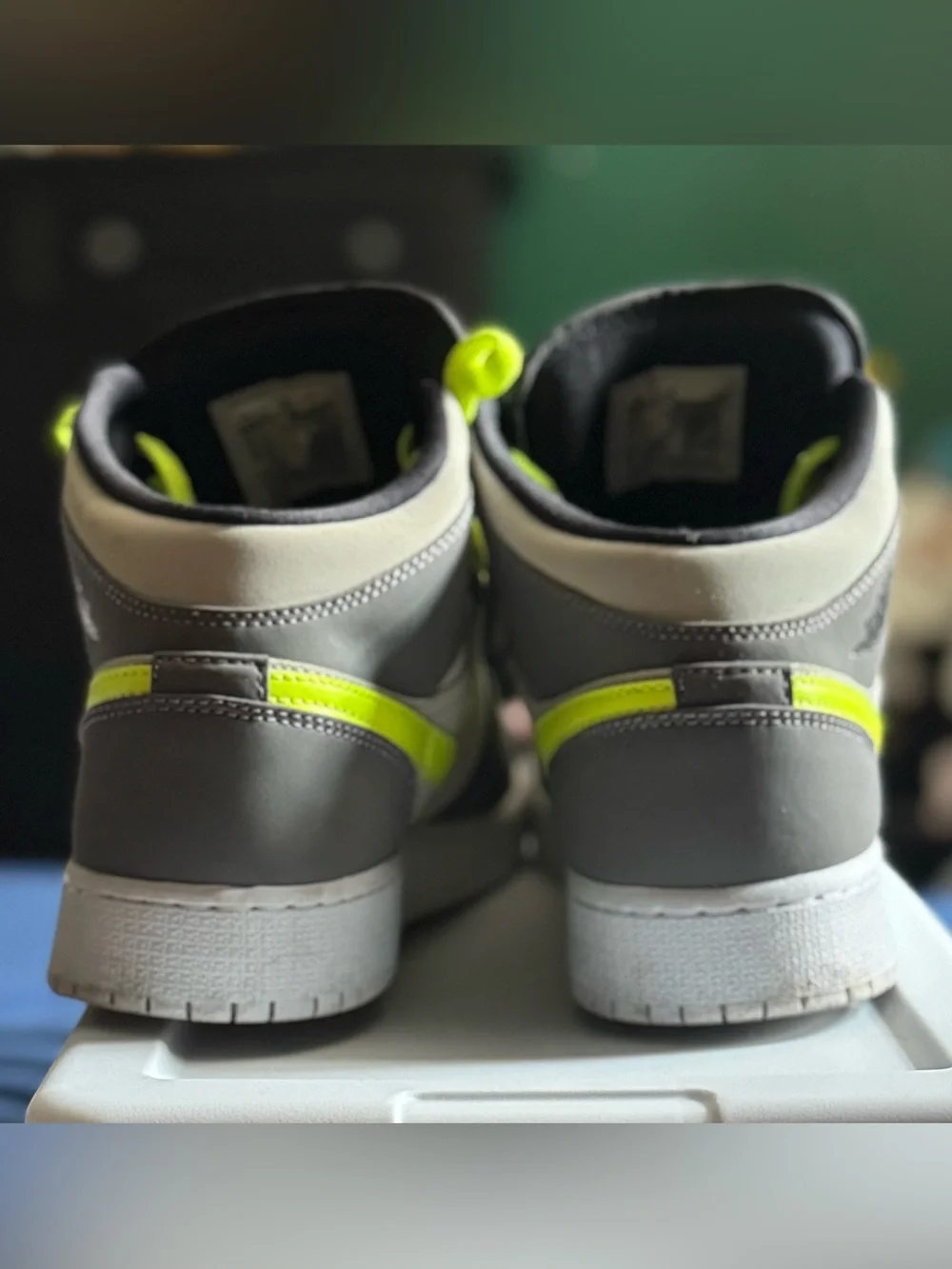 Jordan 1 Mid Gunsmoke Volt size 6 ½ Y